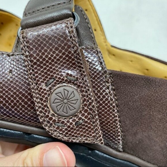 Clarks Un Swan Dark Brown Leather Mary Jane comfort shoes WIDE - Picture 6 of 8